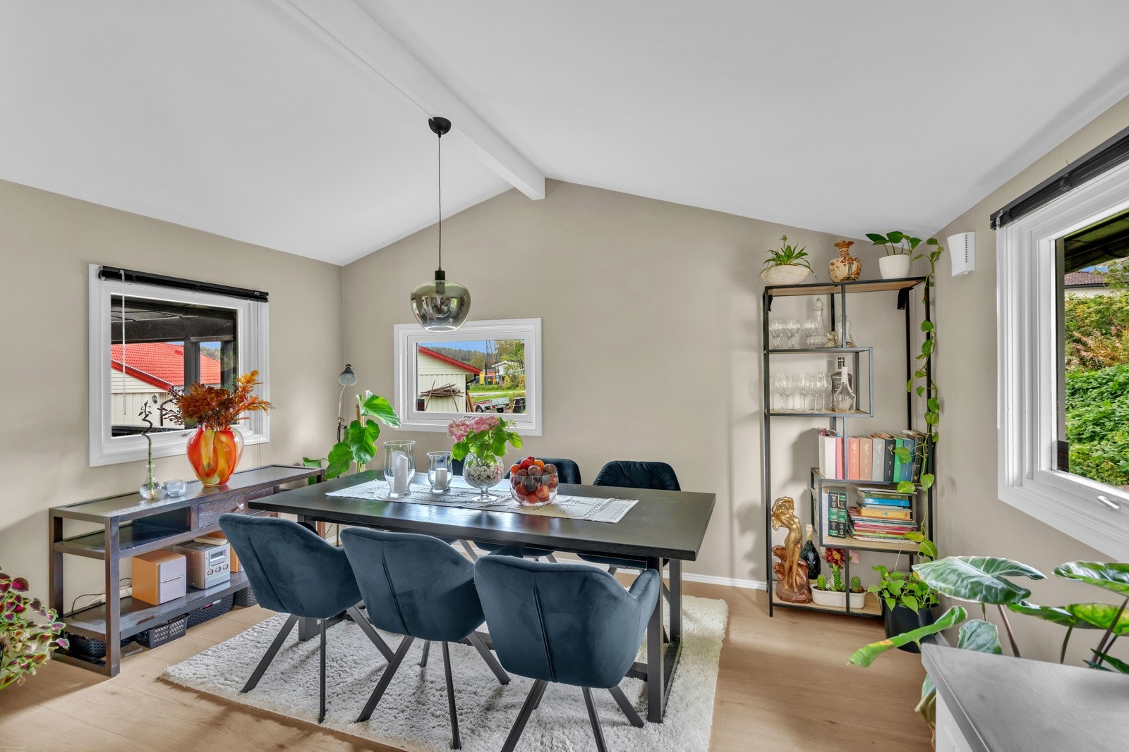 Her er det plass til å samle venner og familie rundt et langbord. Galleribilde