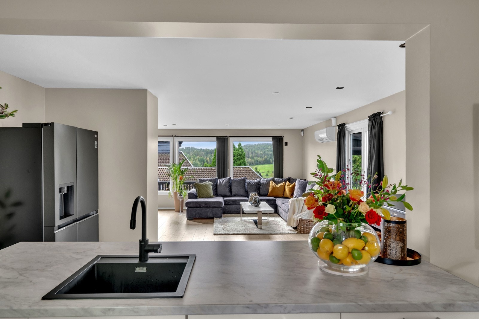 Kjøkkenet er av god størrelse med en praktisk kjøkkenøy Galleribilde