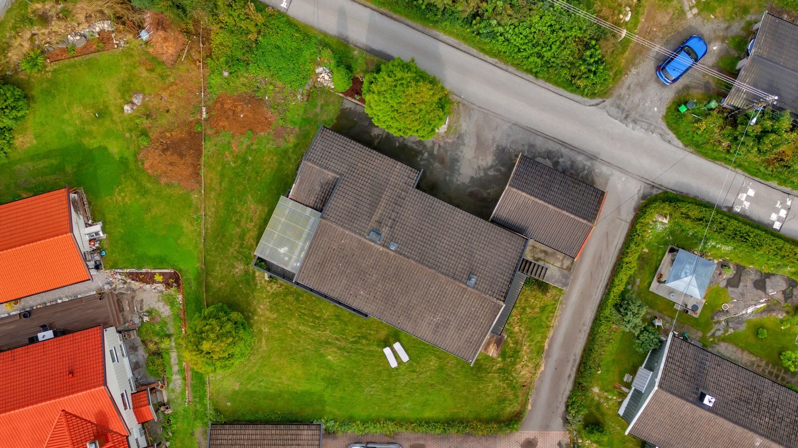 Tomten på 834,9 kvadratmeter gir deg god plass til å nyte utendørslivet. Galleribilde