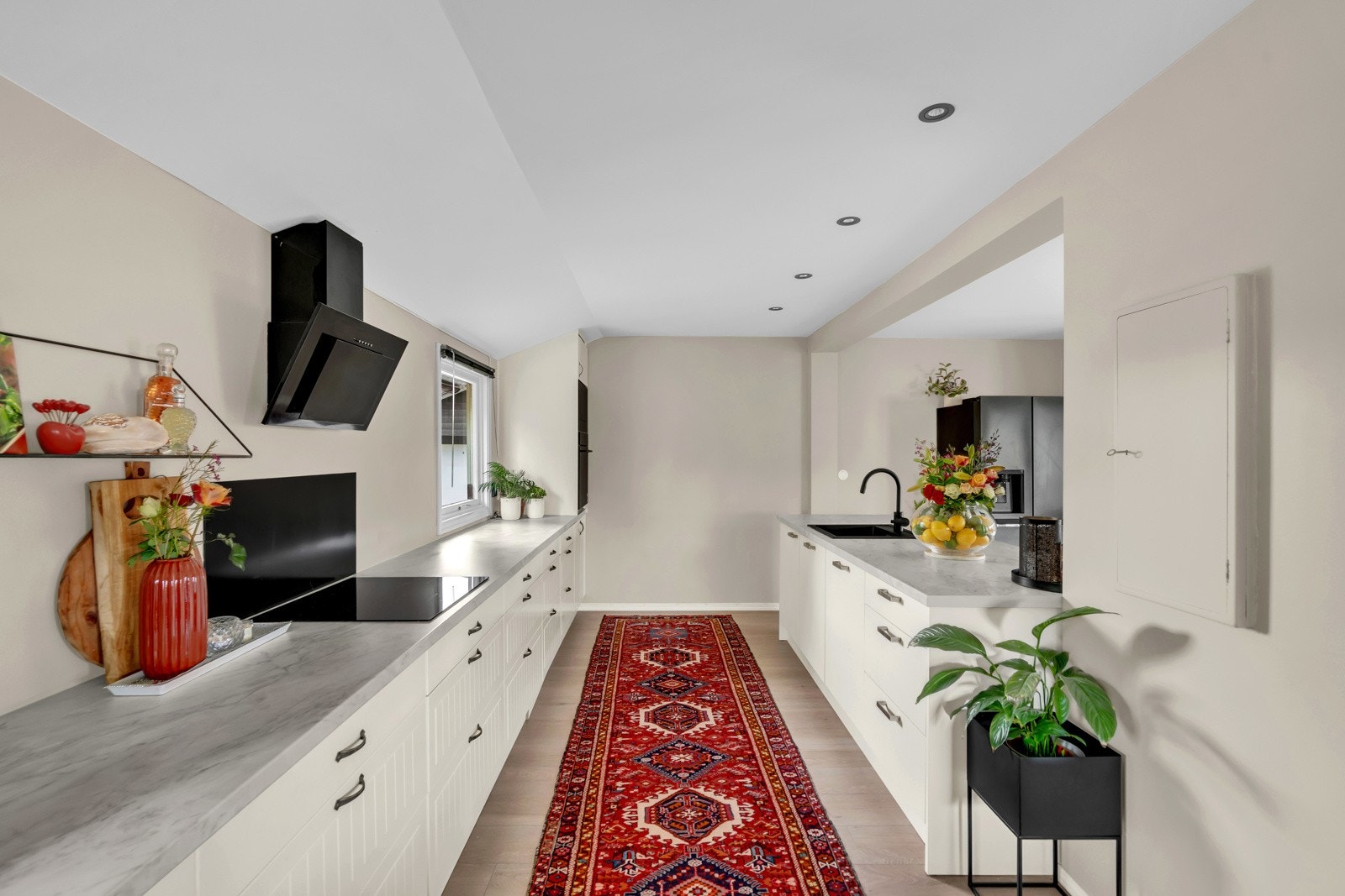 Over kokesonen er det i 2023 installert en sort ventilator som står i stil til kjøkkenet for øvrig. Galleribilde