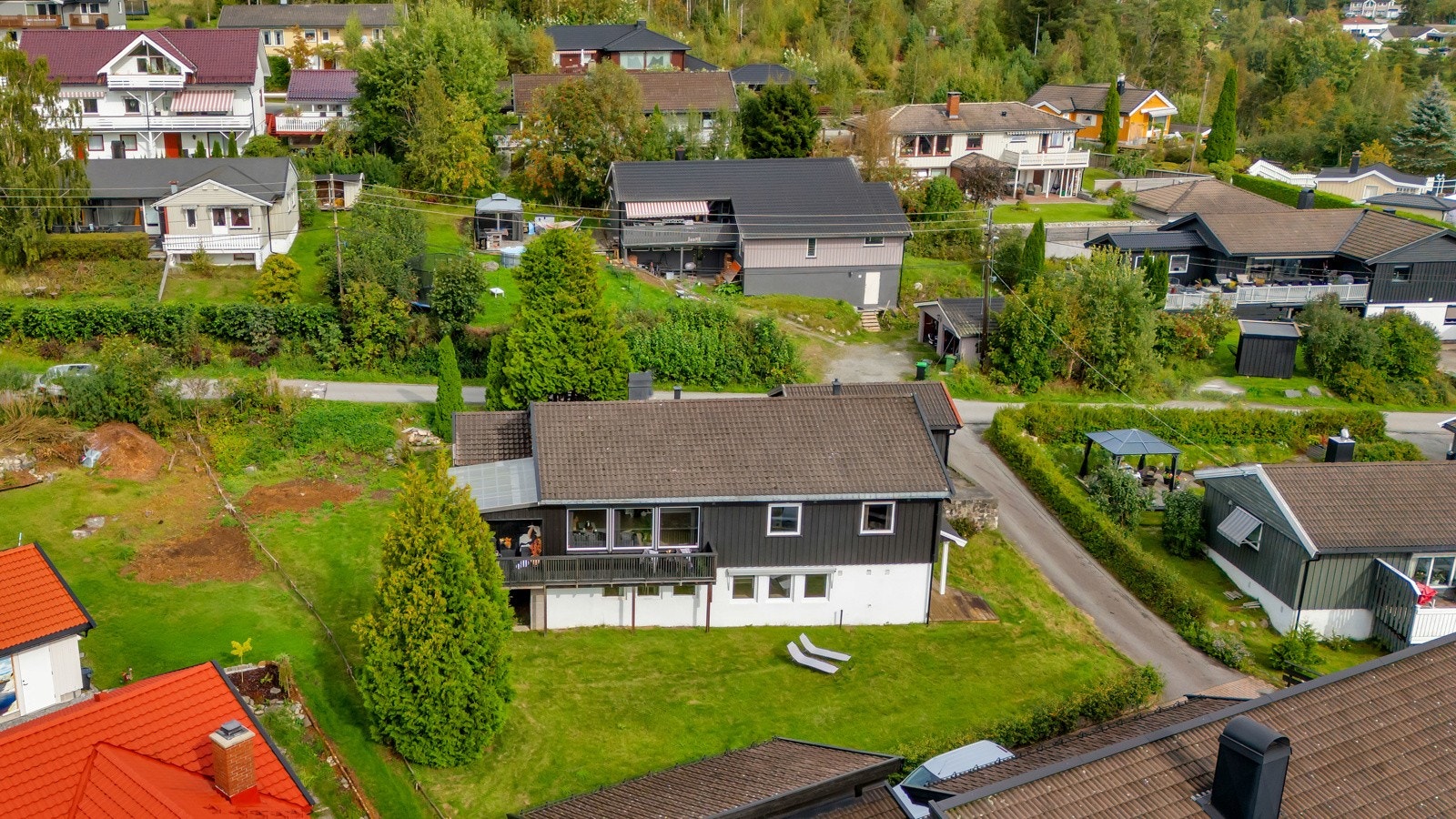 Fra boligen er det korte avstander til skoler, barnehager, offentlig kommunikasjon og gode servicetilbud. Galleribilde