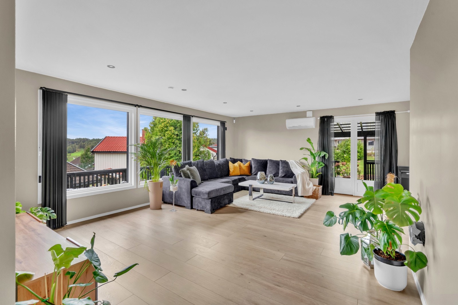 Eneboligen har en velholdt standard og er holdt i en moderne fargepalett. Galleribilde