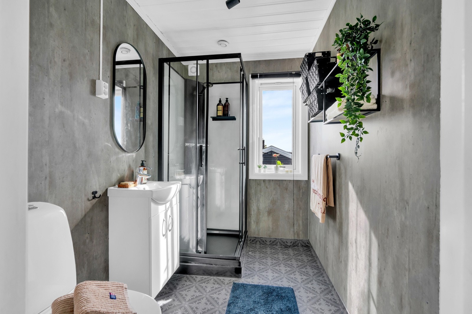 På badet er det flere sorte detaljer, noe som bidrar til et stilrent og gjennomført uttrykk. Galleribilde