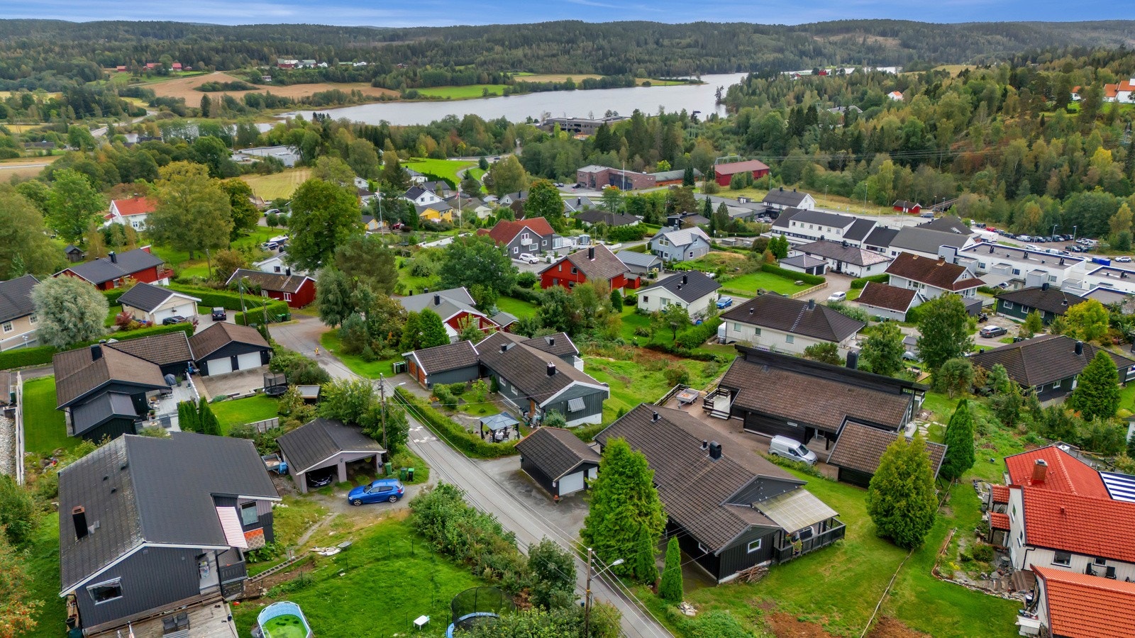 I nærområdet finner du alt trenger innfor korte avstander. Dagligvarehandelen kan gjøres hos Kiwi og Rema 1000 Galleribilde