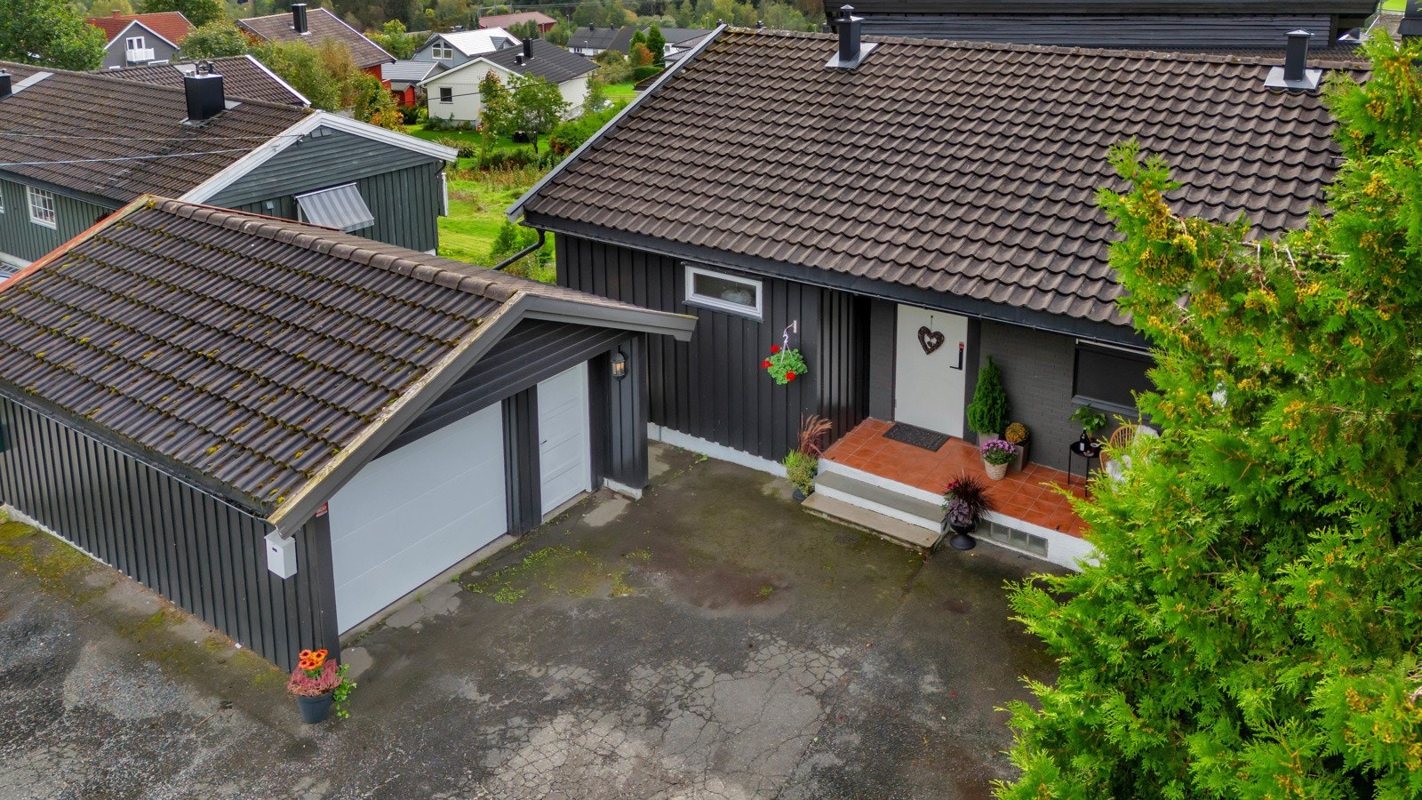 Tomten har også en garasje fra 1975, som gir deg praktisk parkering og lagringsplass. Galleribilde