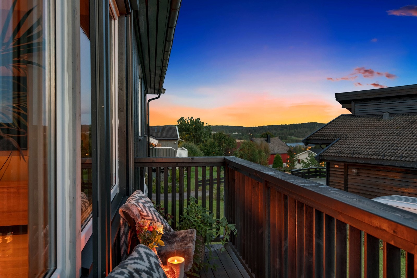 Uteplassen innbyr til både rolige stunder og lange, sosiale kvelder. Galleribilde