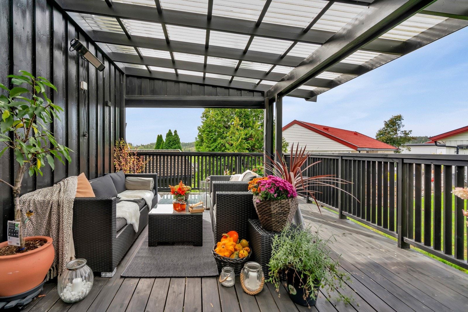 Fra stuen er det direkte utgang til boligens solfylte terrasse. Uteplassen innbyr til både rolige stunder og lange, sosiale kvelder. Galleribilde