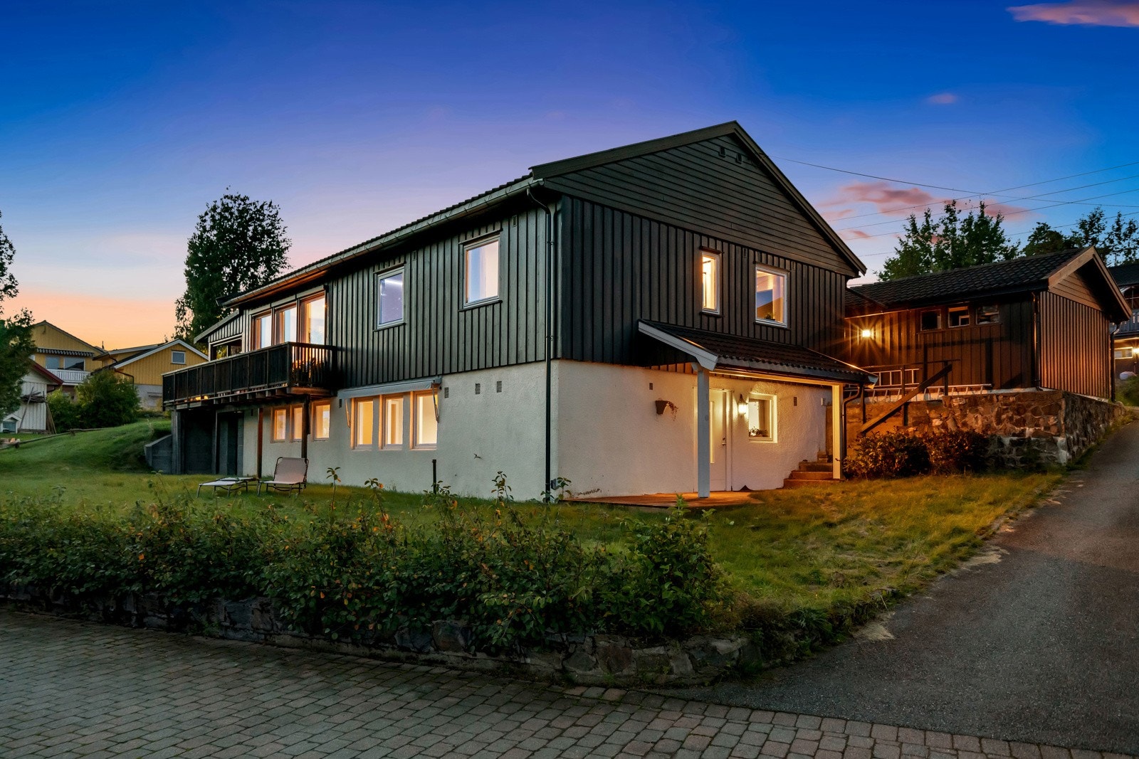 Eneboligen ligger i et veletablert og barnevennlig boligområde i Våglia i Ytre Enebakk i Enebakk kommune. Galleribilde