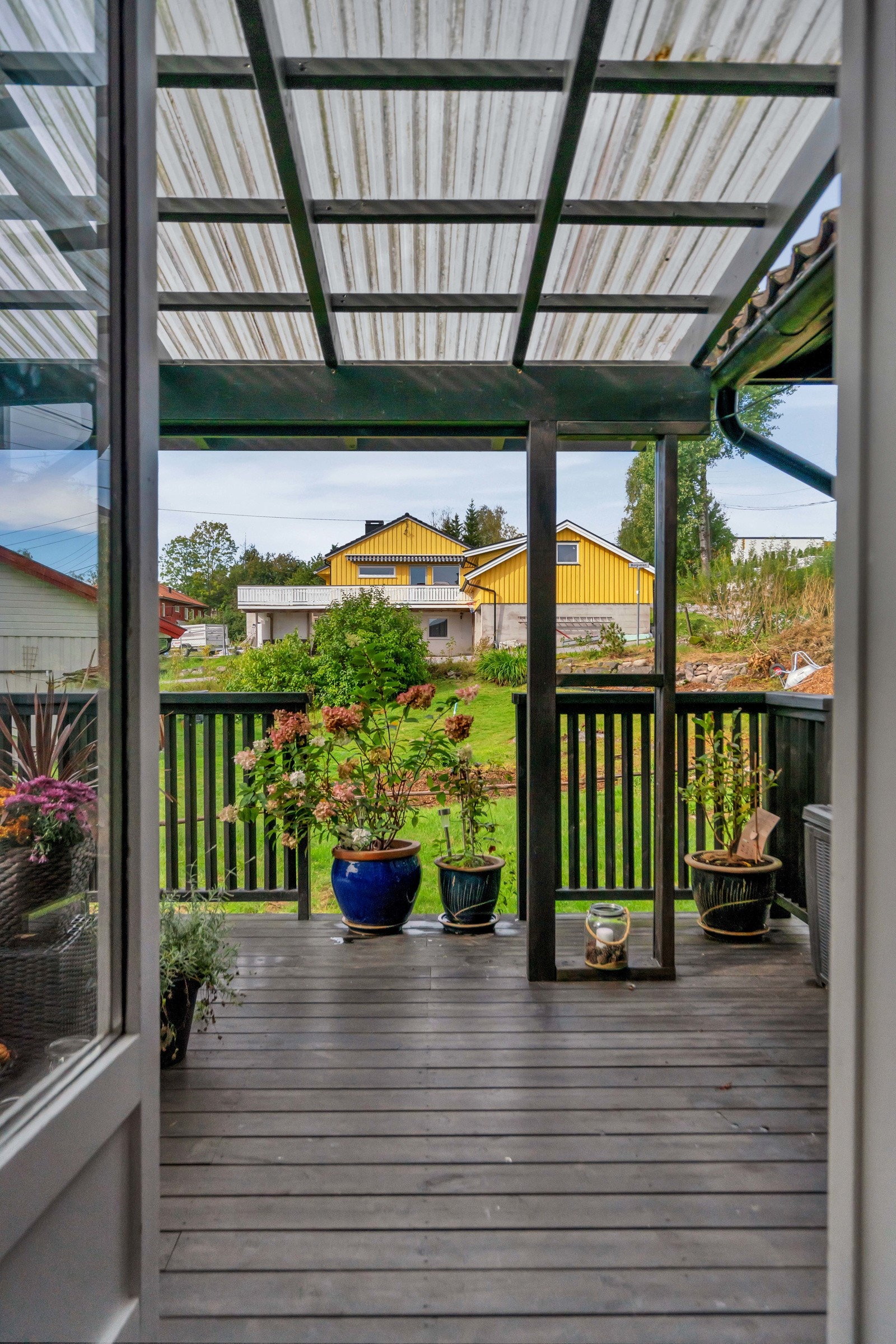 Her kan man enkelt innrede i ulike soner, og to store, uttrekkbare skjermvegger bidrar til å skape et usjenert uterom. Galleribilde