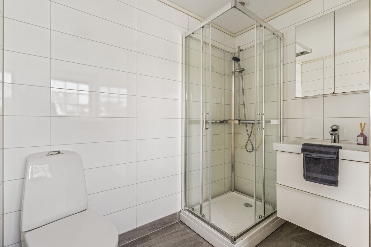 Bad med varmekabler og vaskemaskin Galleribilde