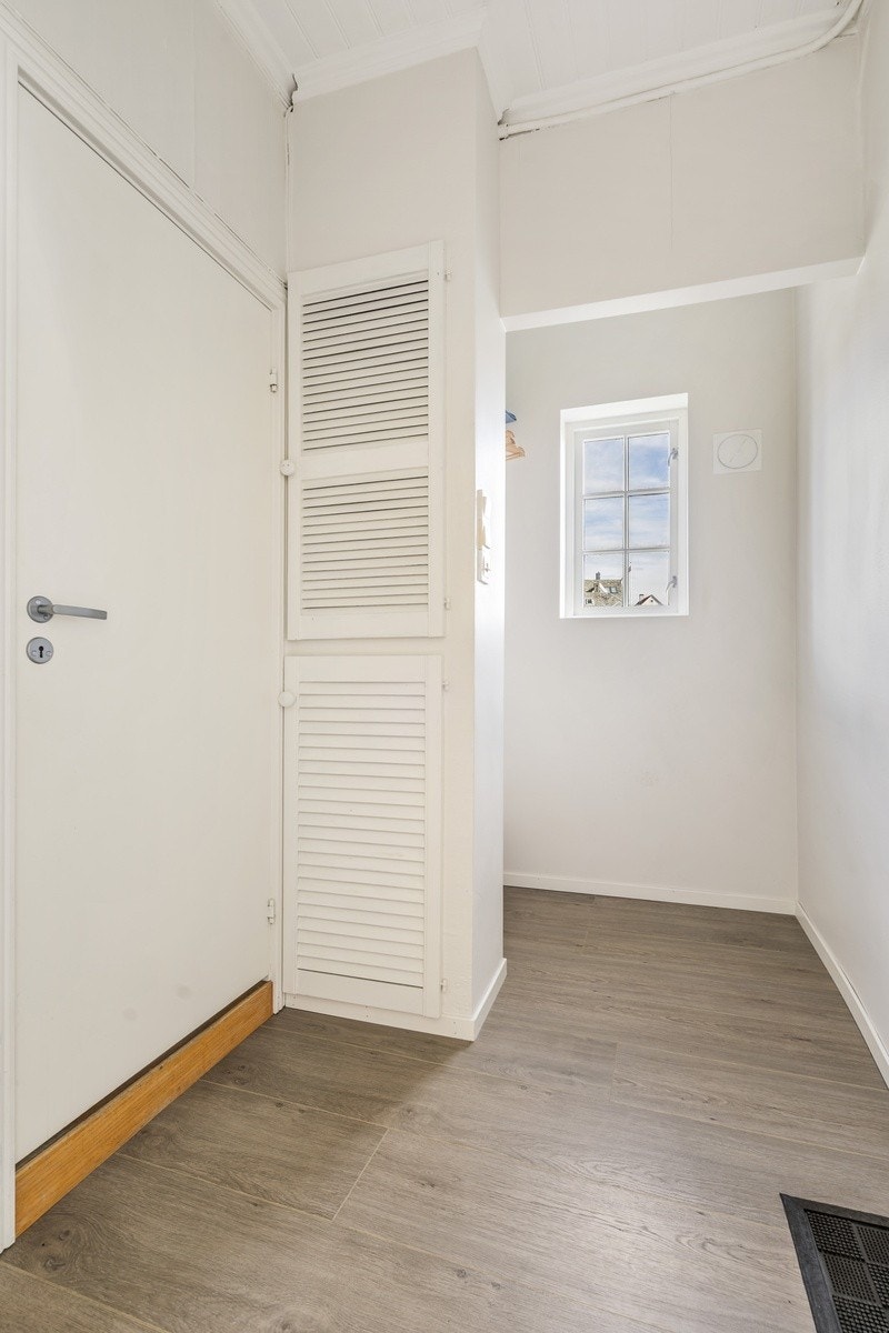 Entrè - god plass til å henge fra seg yttertøy Galleribilde