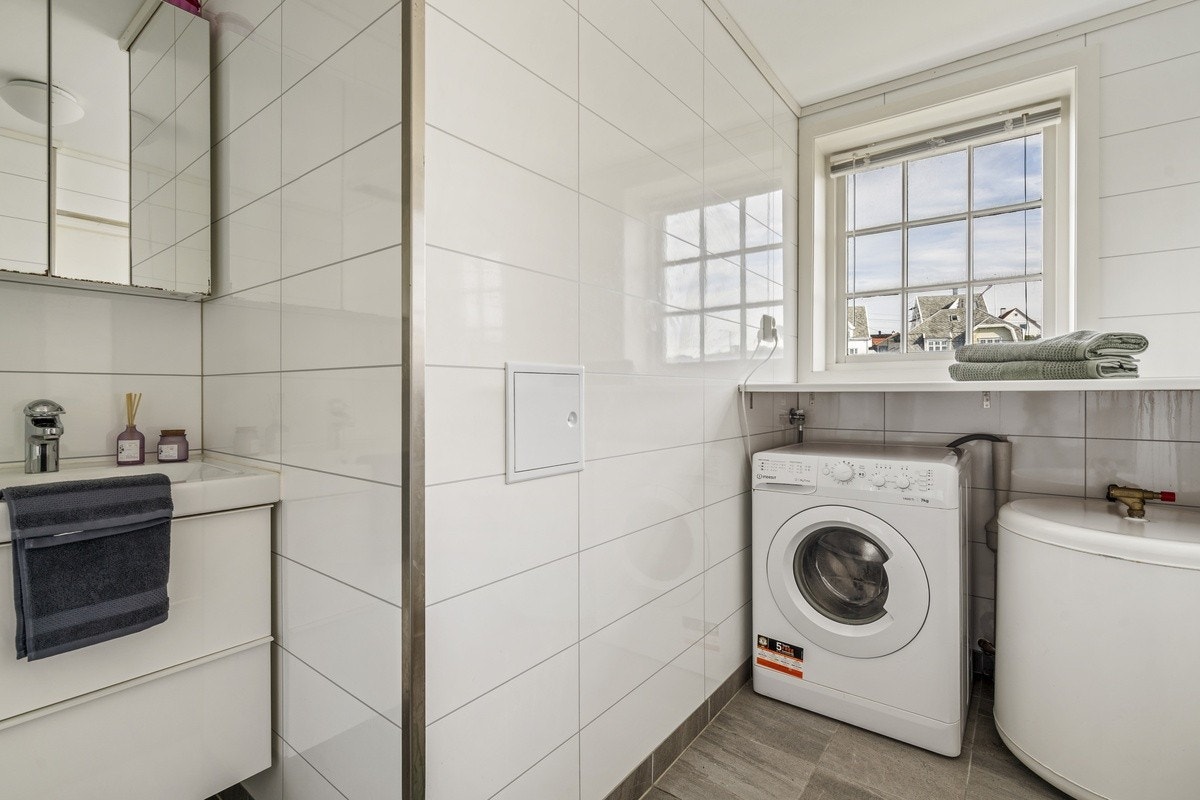 Bad med varmekabler og vaskemaskin Galleribilde