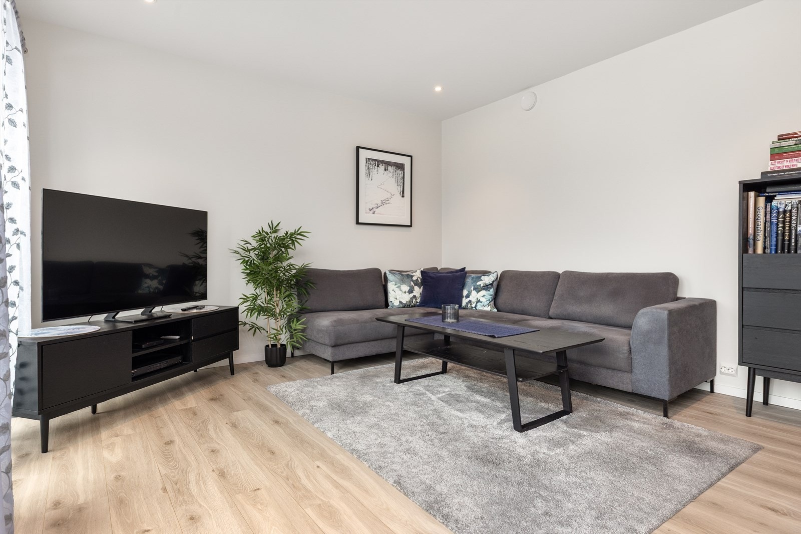 Stue med god plass til sofagruppe. Galleribilde