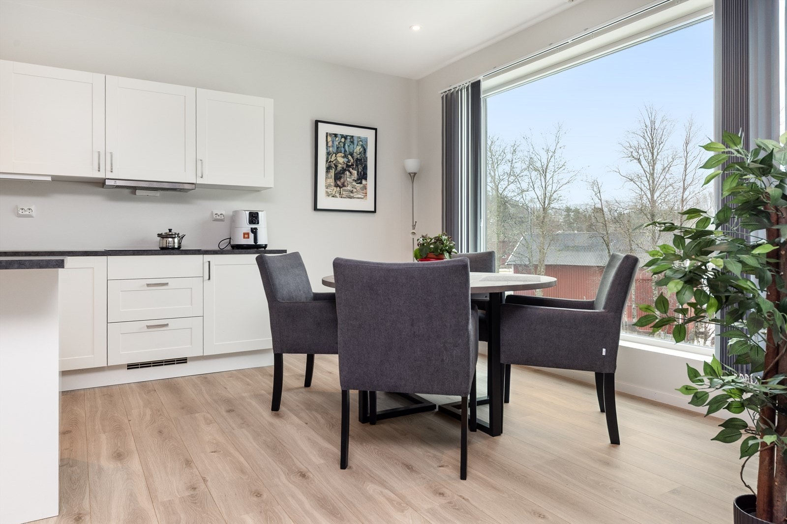 På kjøkkenet har man også plass til spisebord. Galleribilde