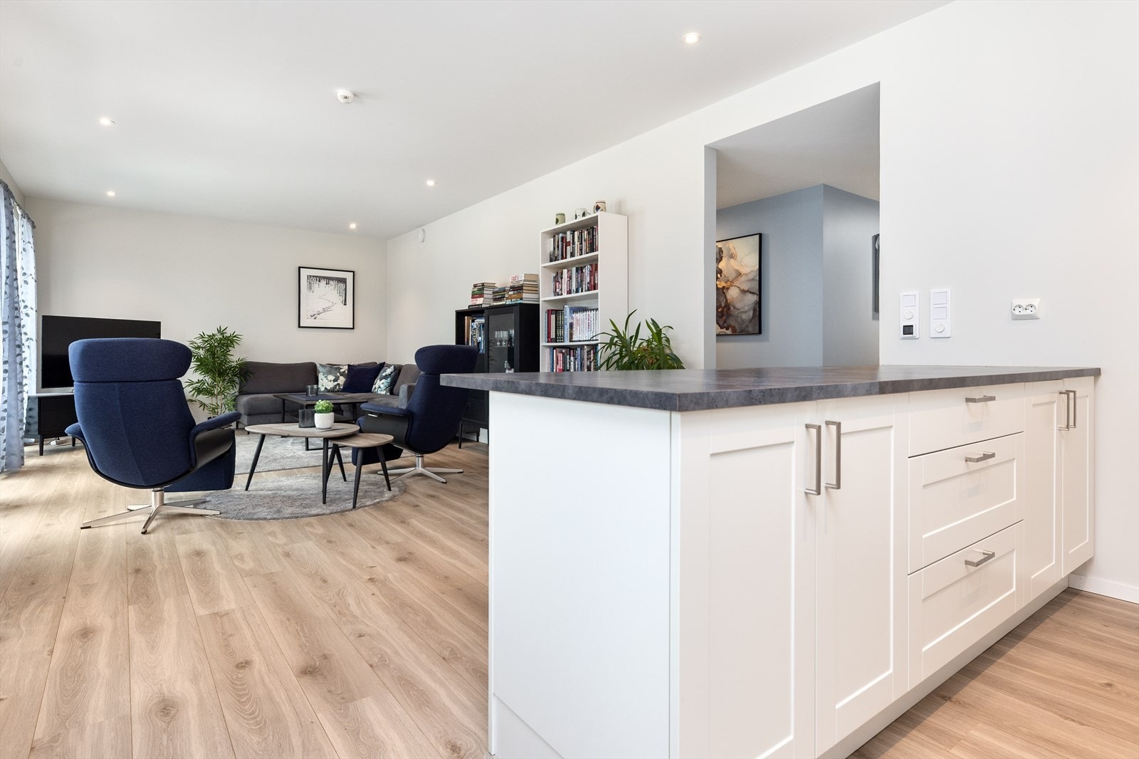 Kjøkkenet har en åpen løsning mot stuen som gjør det til en sosial sone. Galleribilde