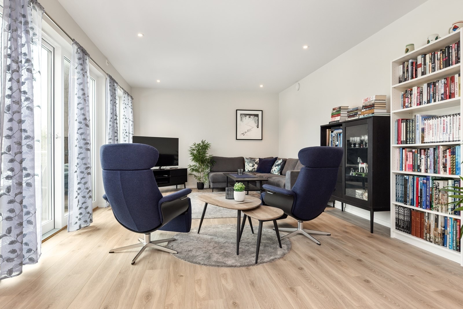 Fra stuen har man utgang til balkong. Galleribilde