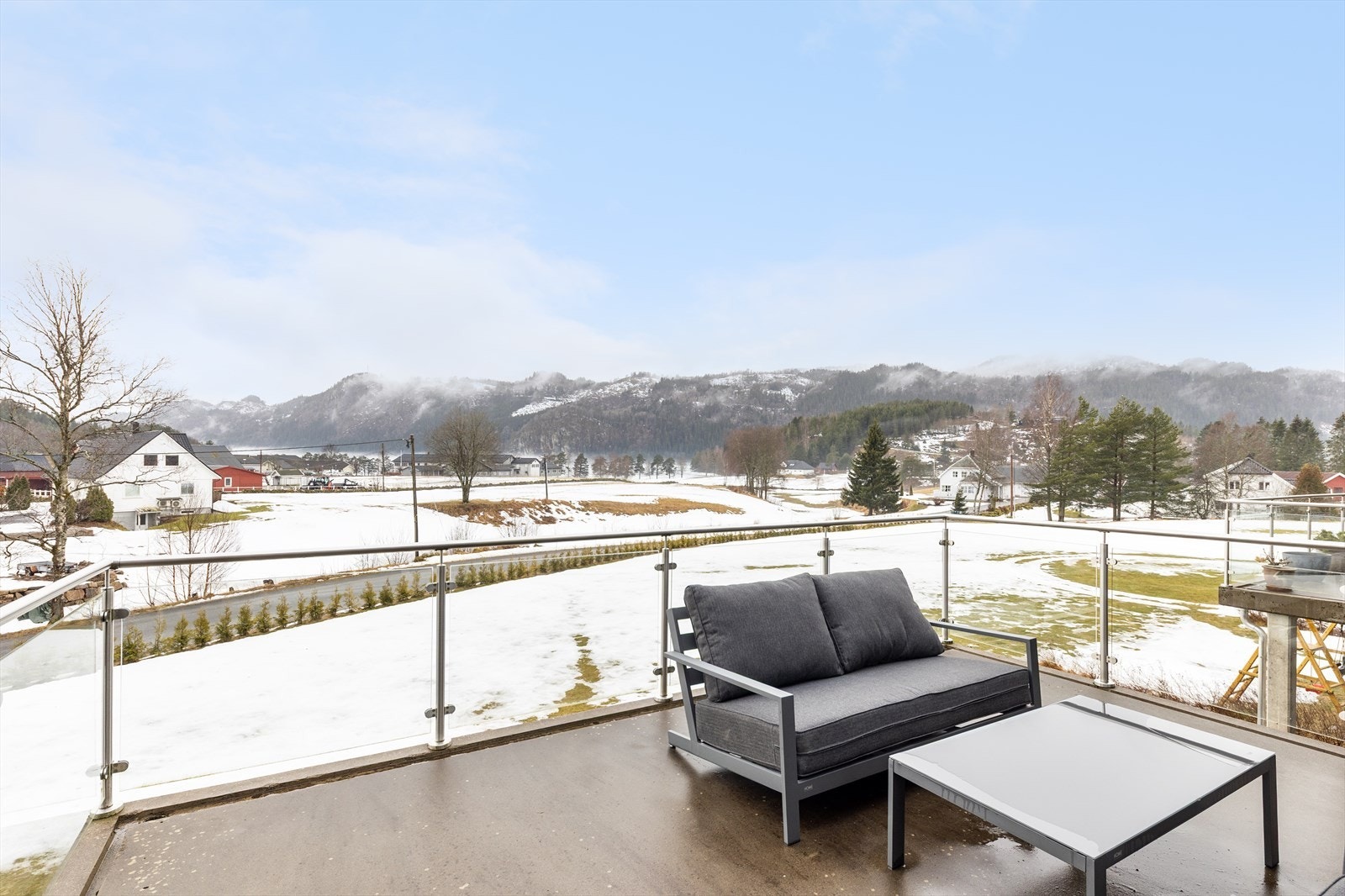 Romslig balkong med utsikt mot omgivelsene. Galleribilde