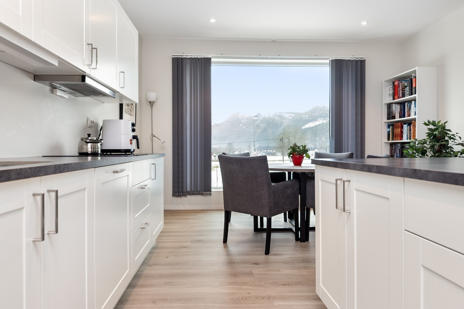 Fra kjøkkenet har man også stort vindu som gir godt med naturlig dagslys. Galleribilde