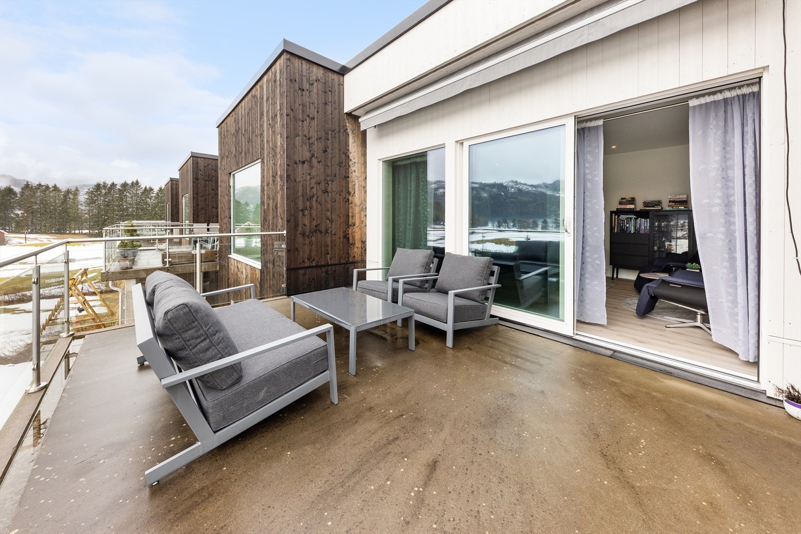 Leiligheten har en romslig balkong med plass til utemøbler og tilhørende utemøbler. Balkongen er også utstyrt med markise. Galleribilde