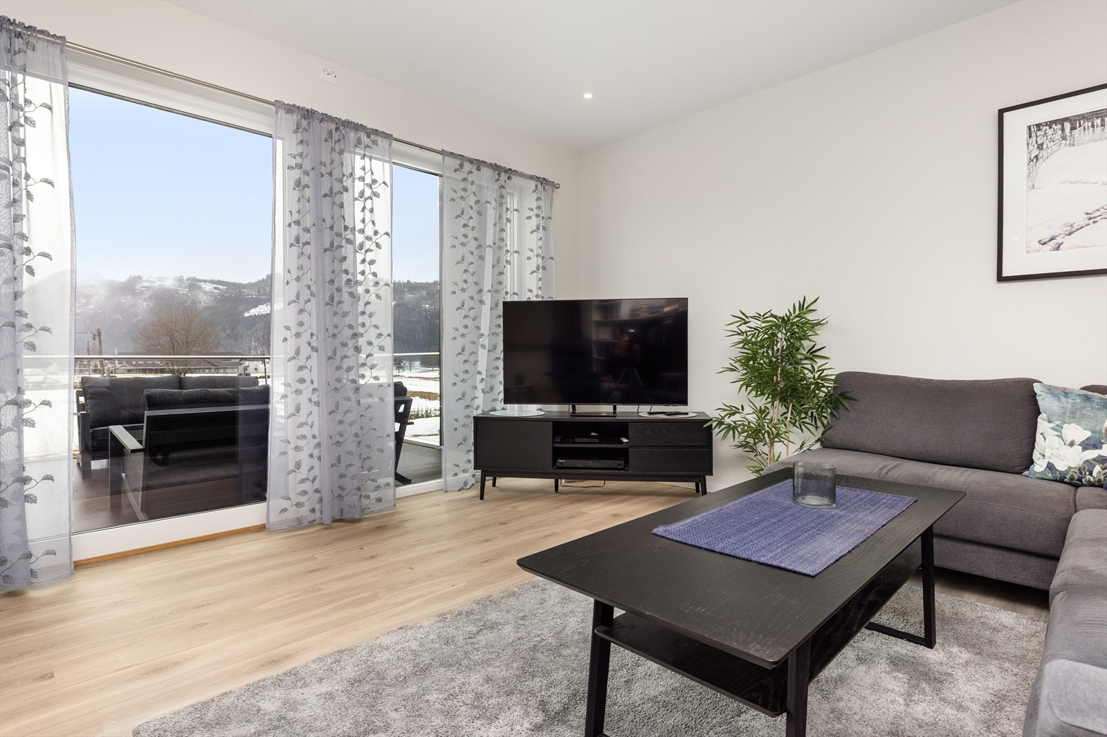 Fra stuen har man utsikt mot balkong og omgivelsene. Galleribilde