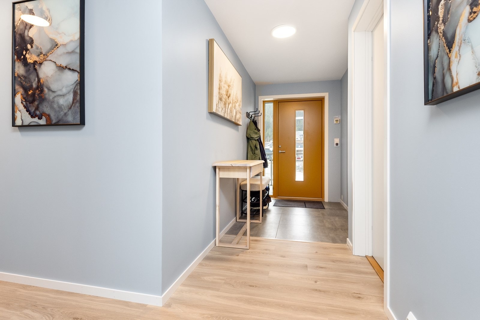 Velkommen inn. Her kan man henge fra seg yttertøy og skotøy. Galleribilde