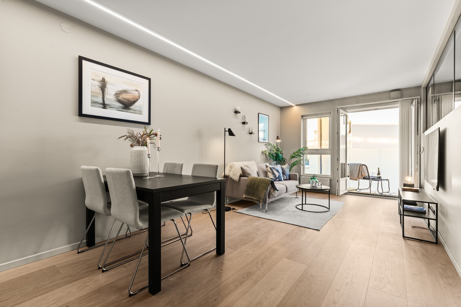 Leiligheten ligger i fjerde etasje i et bygg fra 2008. Det er heis til leilighetsplan. Galleribilde