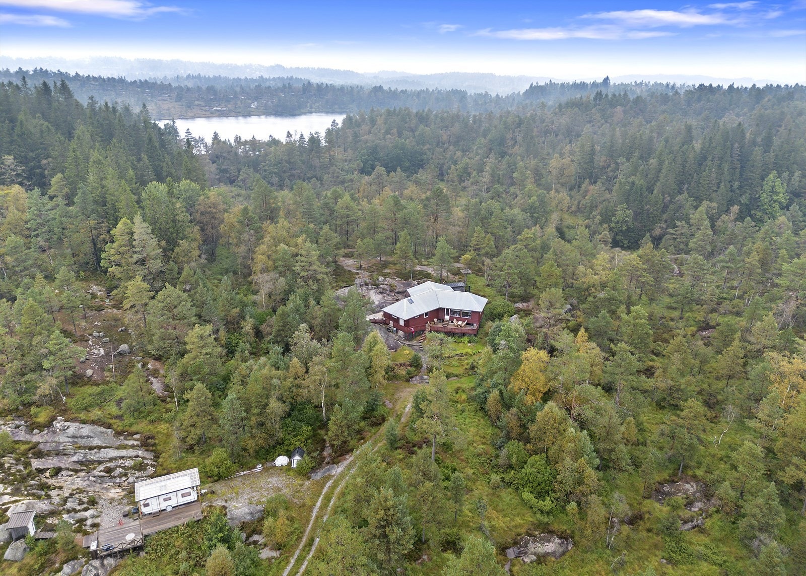 Rundt hytten ligger det hyttetomter. Galleribilde