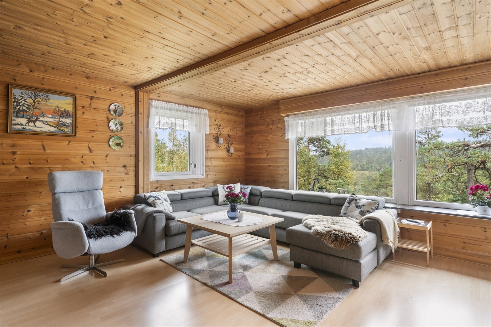 Lys stue med god plass til sofagruppe. Galleribilde