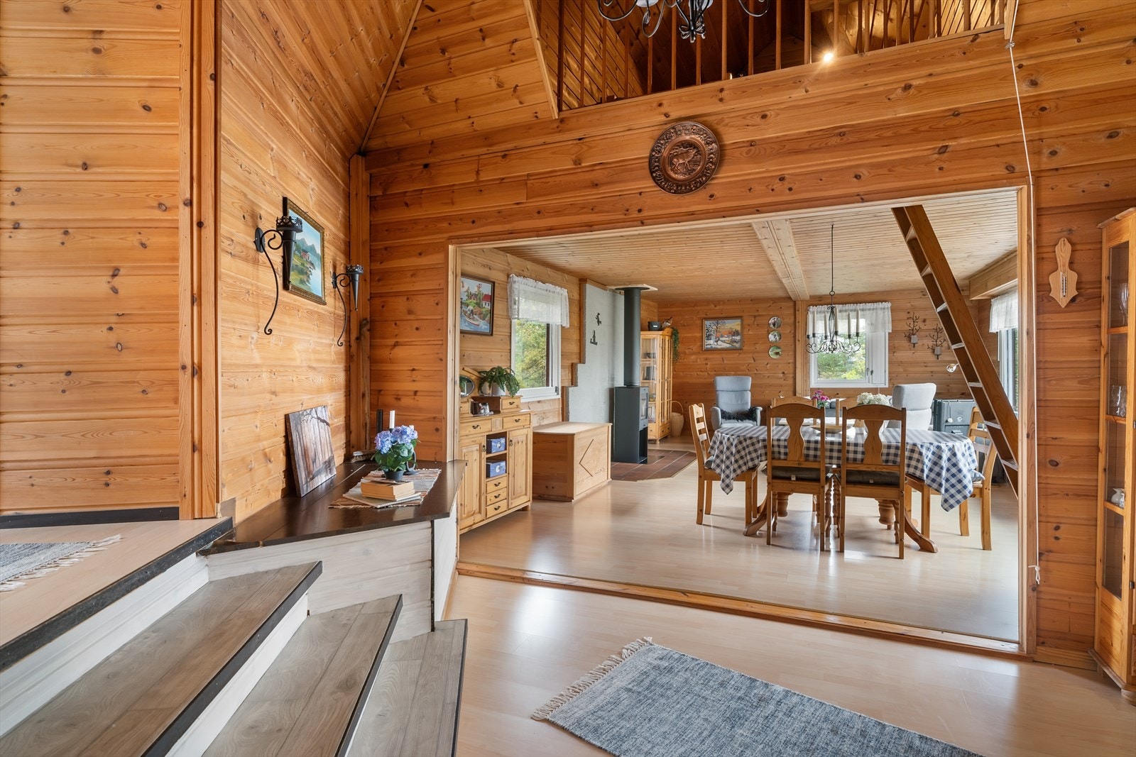 Hytten holder en enkel standard og har ikke innlagt strøm. Strøm suppleres via aggregat og/eller batterier. Galleribilde