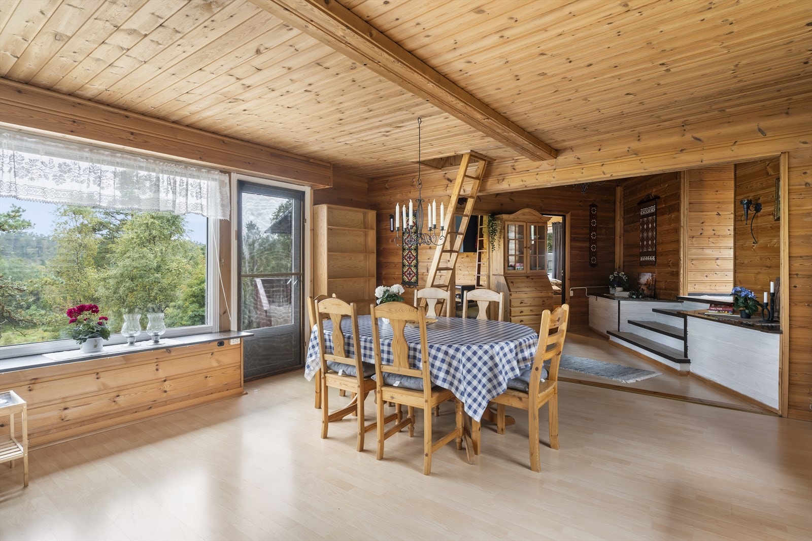 Fra stuen er det også utgang til terrasse. Samt stige opp til hems. Galleribilde