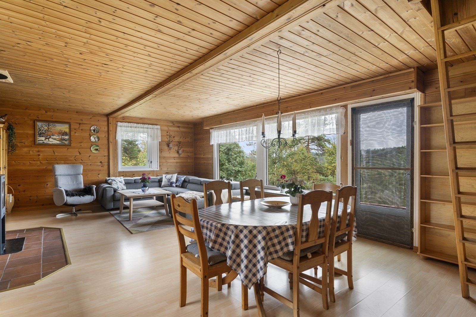 Panelt hytte med landlige omgivelser. Galleribilde