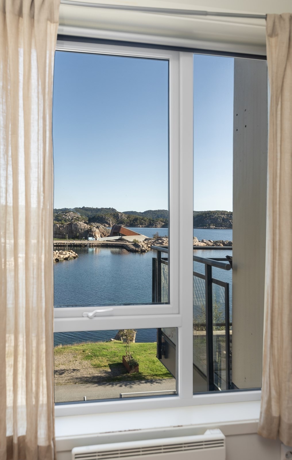 Fra soverommet har du nydelig sjøutsikt. Galleribilde