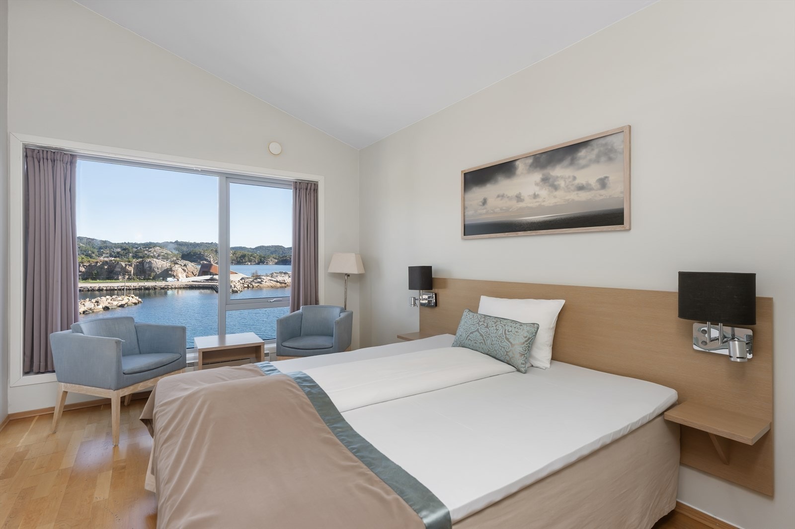 Hotell rommet - Gjennom store vinduer får man rikelig med dagslys. Galleribilde