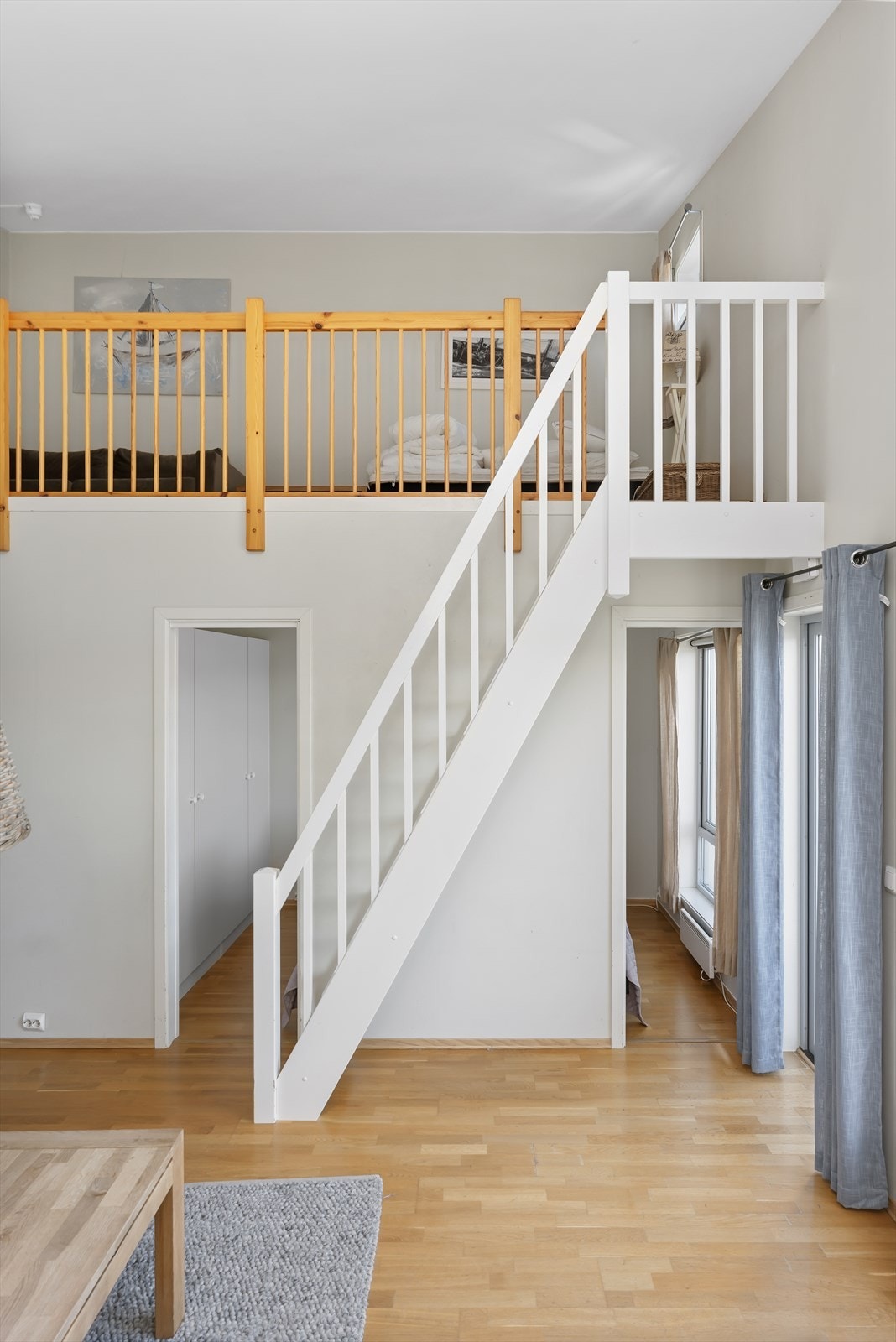 Fra stua kan du gå opp til hemsen. Galleribilde