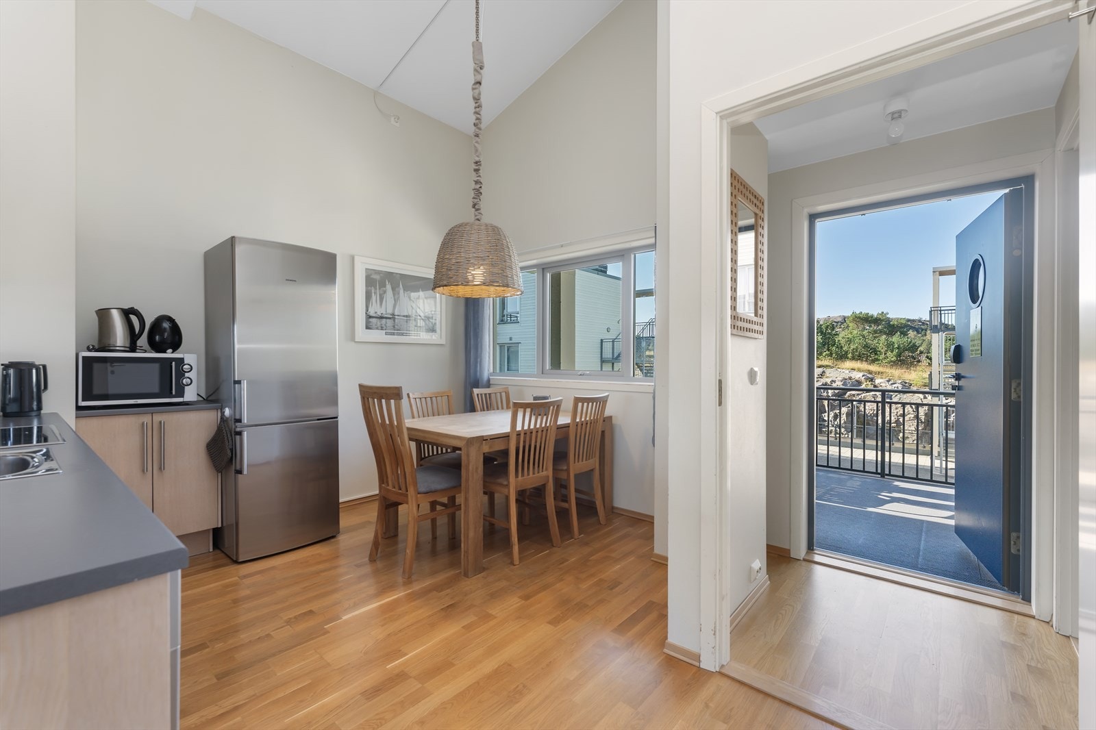 Fra gangen kommer du direkte inn til kjøkkenet. Galleribilde