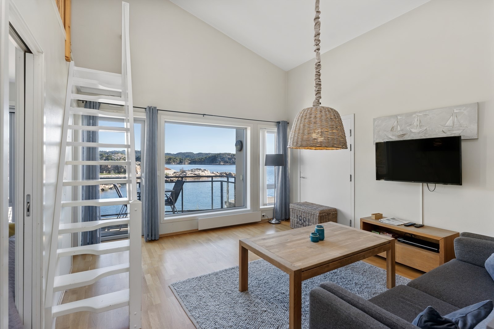 Stue med god takhøyde og rikelig med dagslys. Galleribilde