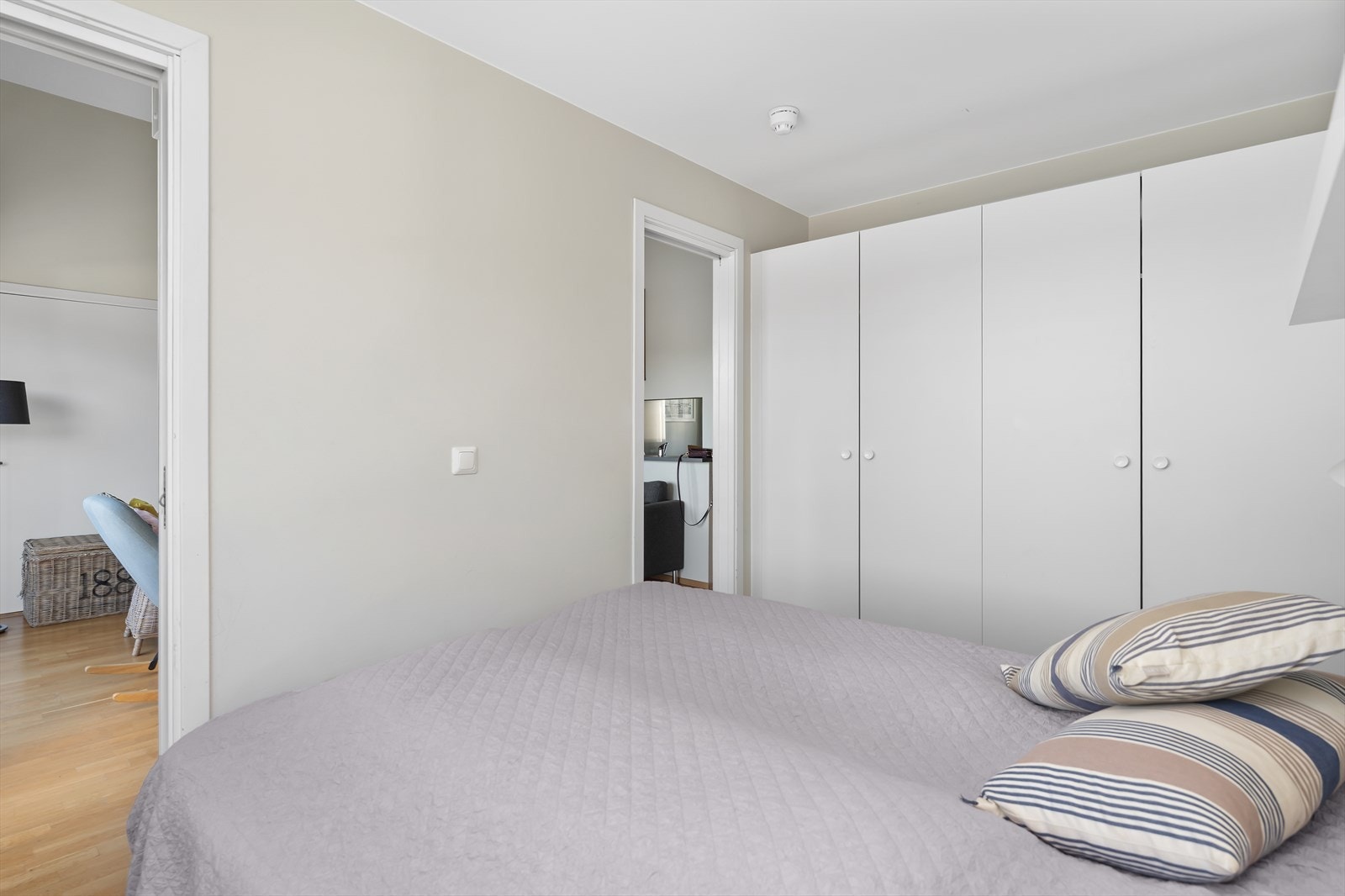 Soverom med god plass til både seng og garderobeløsning. Galleribilde