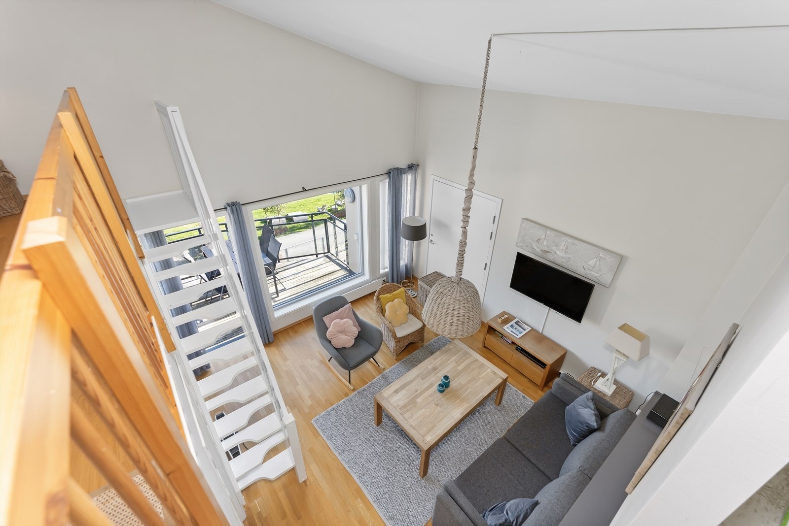 Fra hemsen har man god utsikt over stuen. Galleribilde