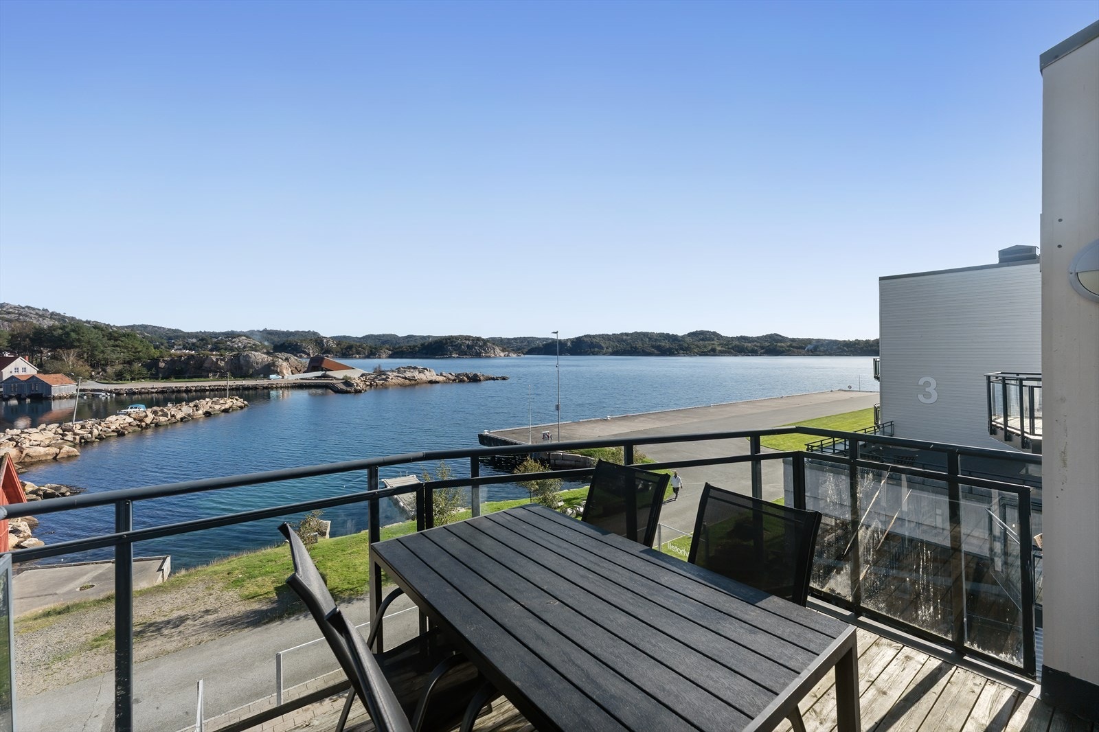 Din egen private balkong med panoramautsikt over havet. Galleribilde