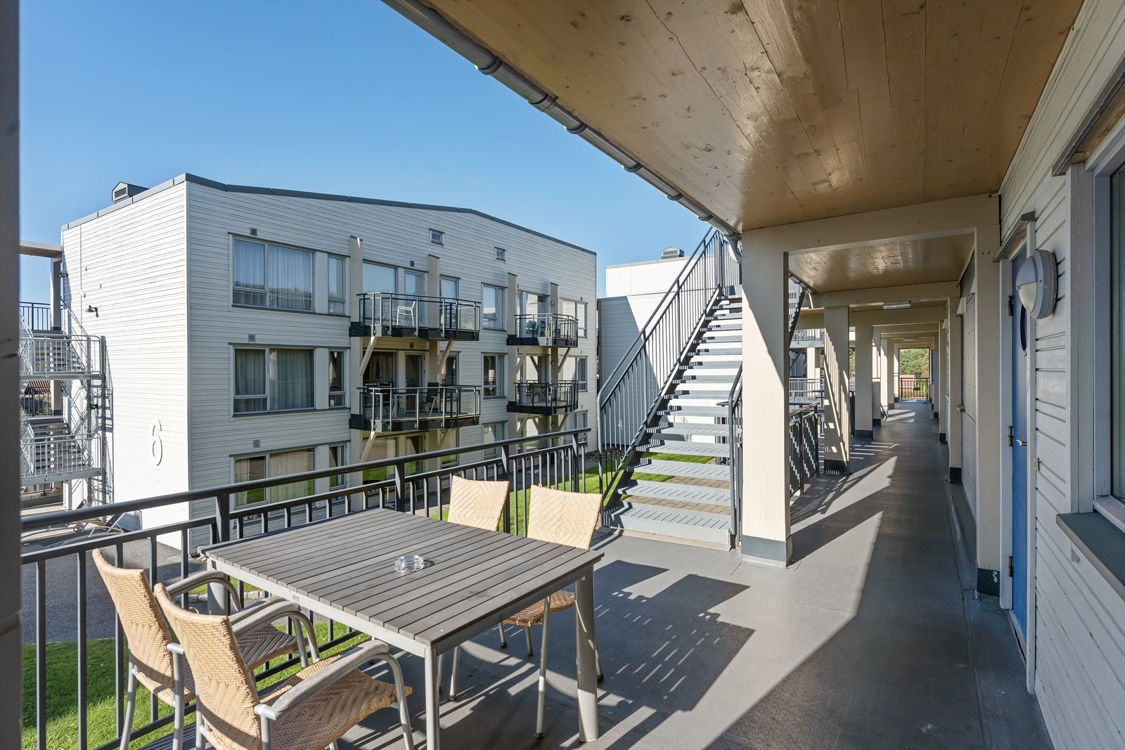 Inngangsparti med tak og mulighet for sittegruppe. Galleribilde