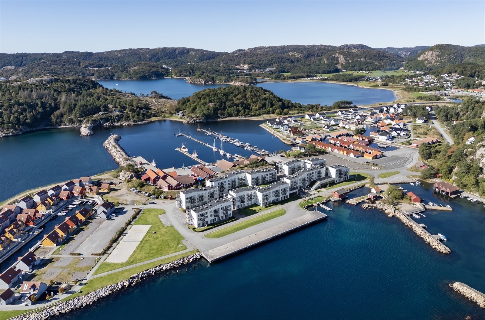 Nyt livet ved vannkanten. Galleribilde