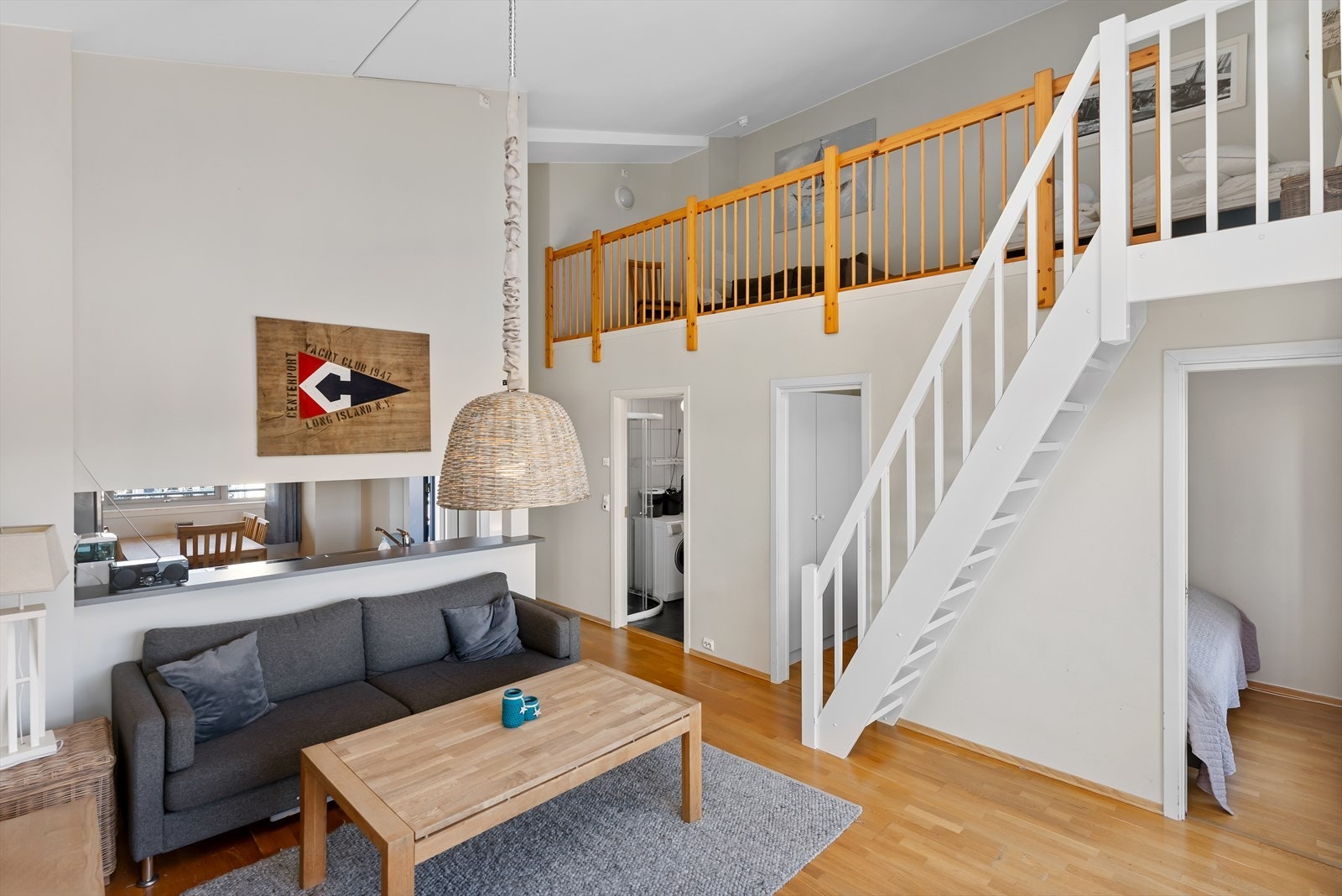 Fra kjøkkenet kommer du videre inn i stuen. Galleribilde