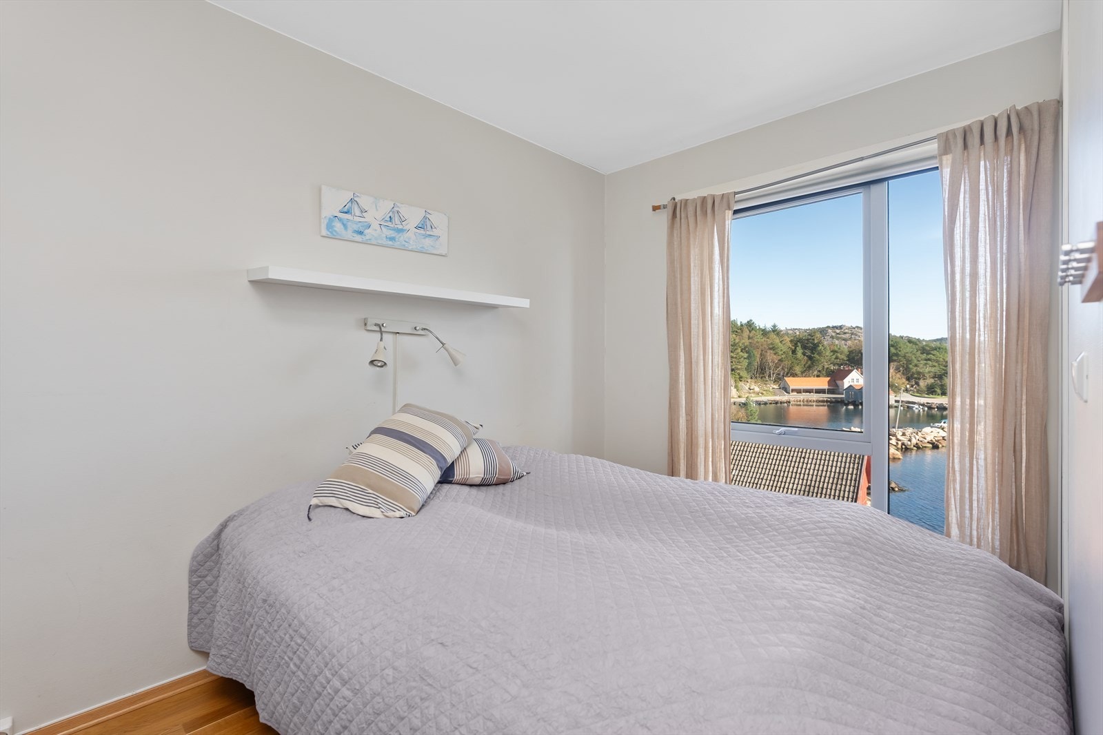 Lyse og nøytrale farger som gir en komfortabel atmosfære. Galleribilde