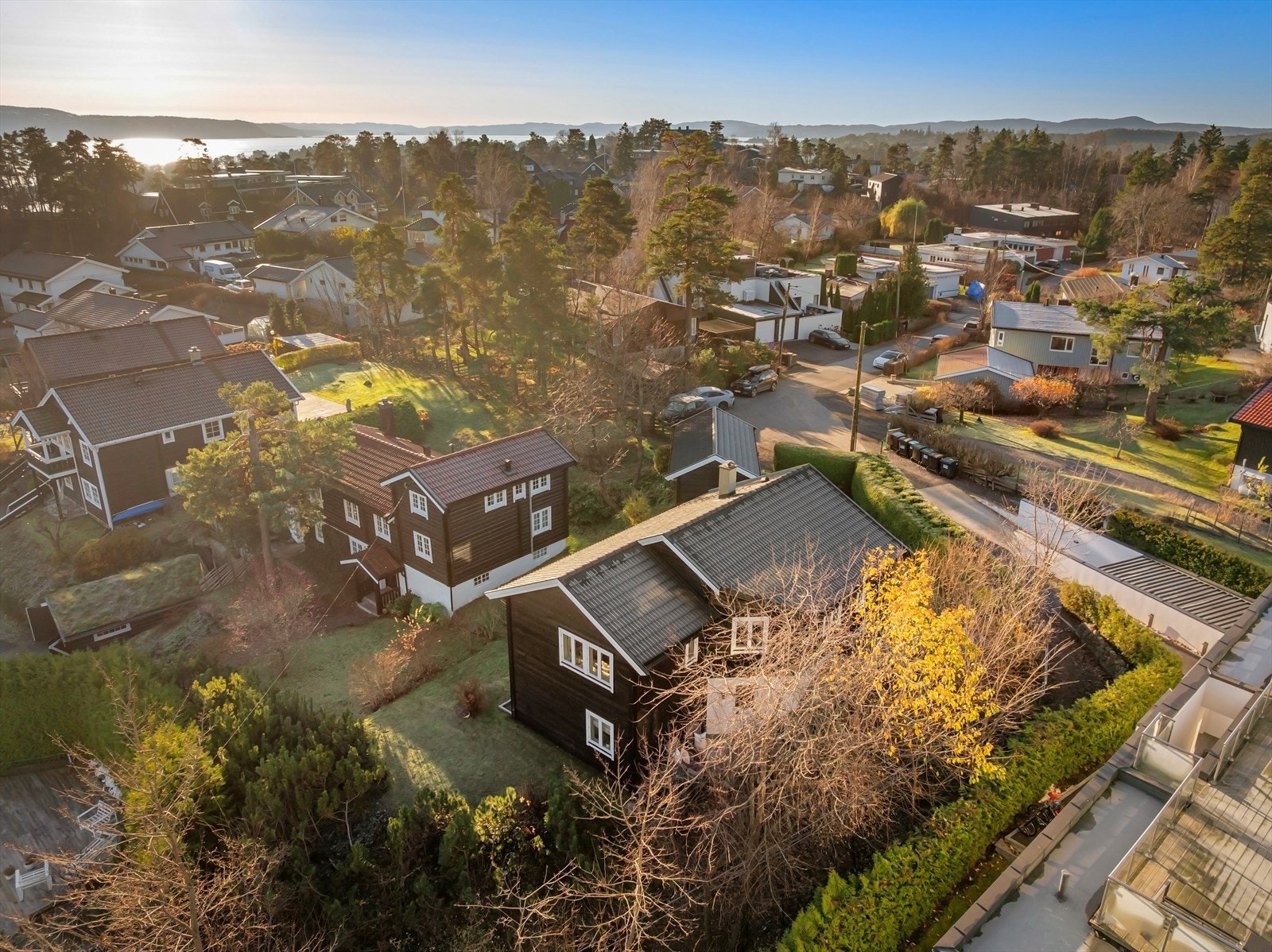 Eiendommen og enden av Haldenskogveien, Snarøya skole i andre enden, ca. 200 meter bortenfor Galleribilde