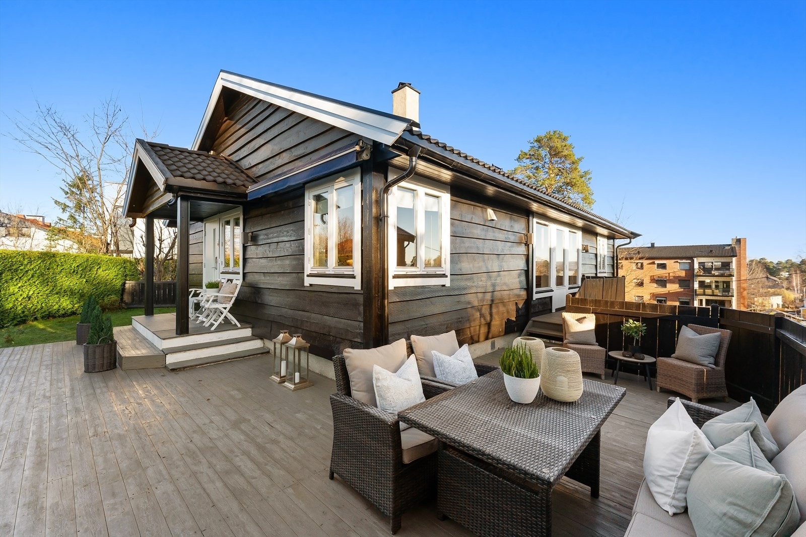 Hovedinngang, hovedterrasse og adkomst til/fra stue Galleribilde