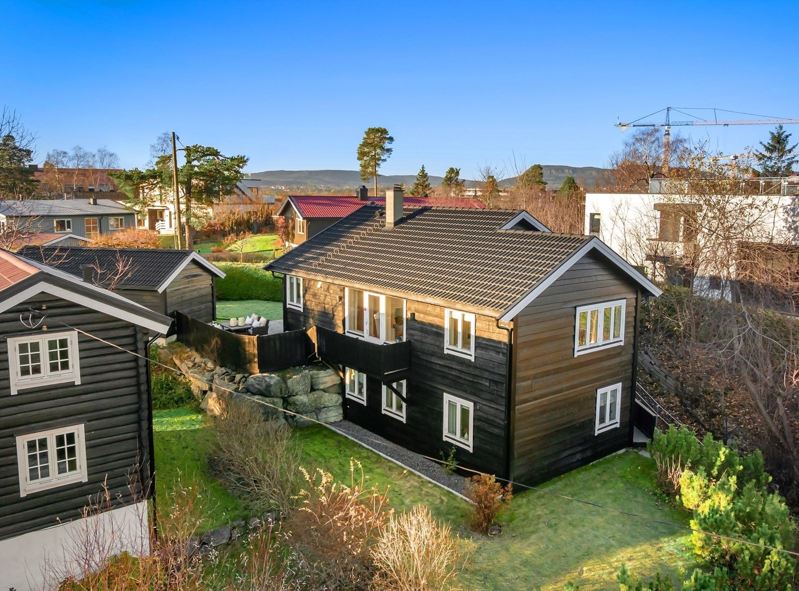 Boligen med sin underetasje og nederste nivå hage Galleribilde