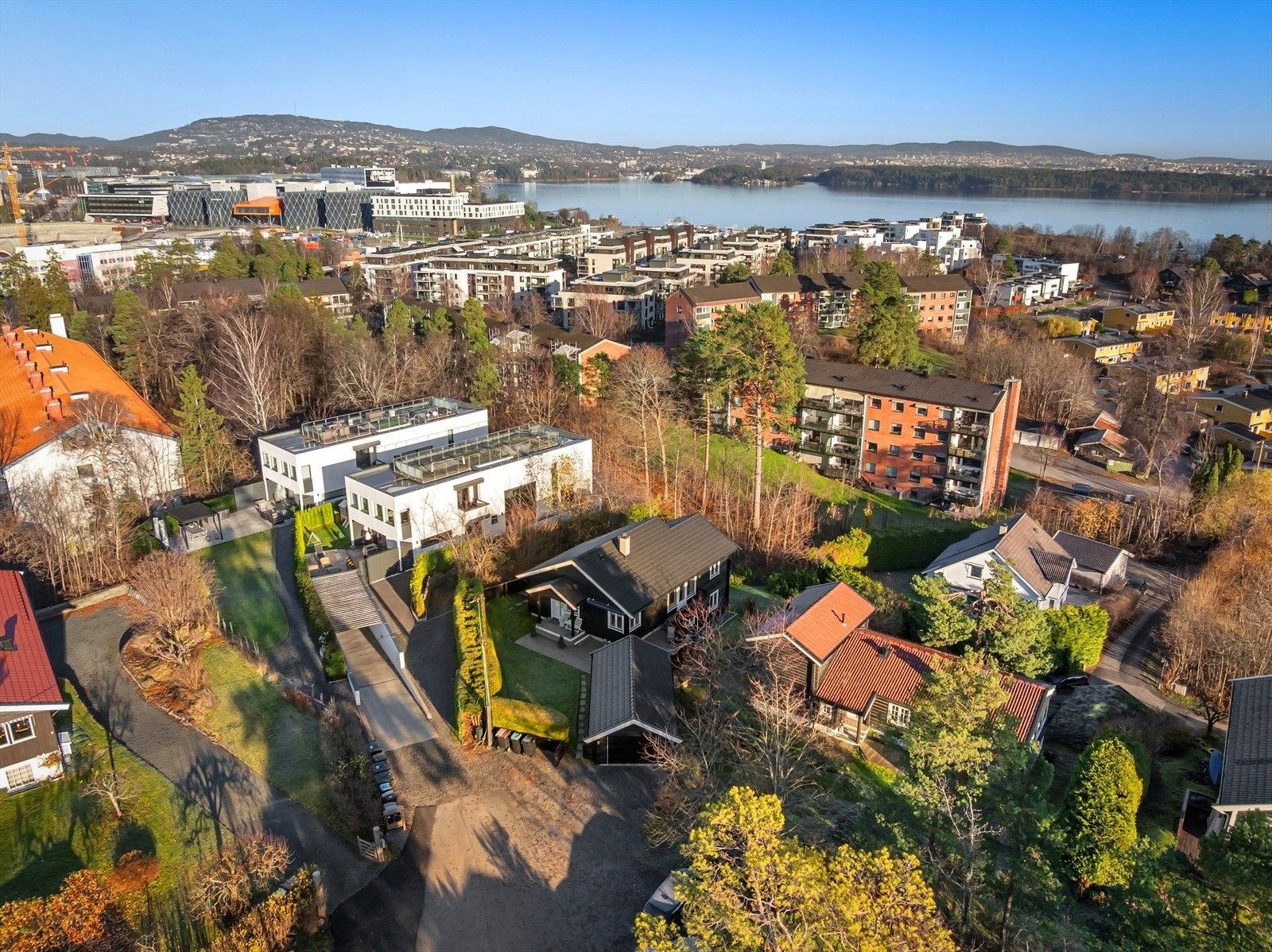 Rolfsbukta i bakgrunnen, Scandic hotel og IT Fornebu Galleribilde