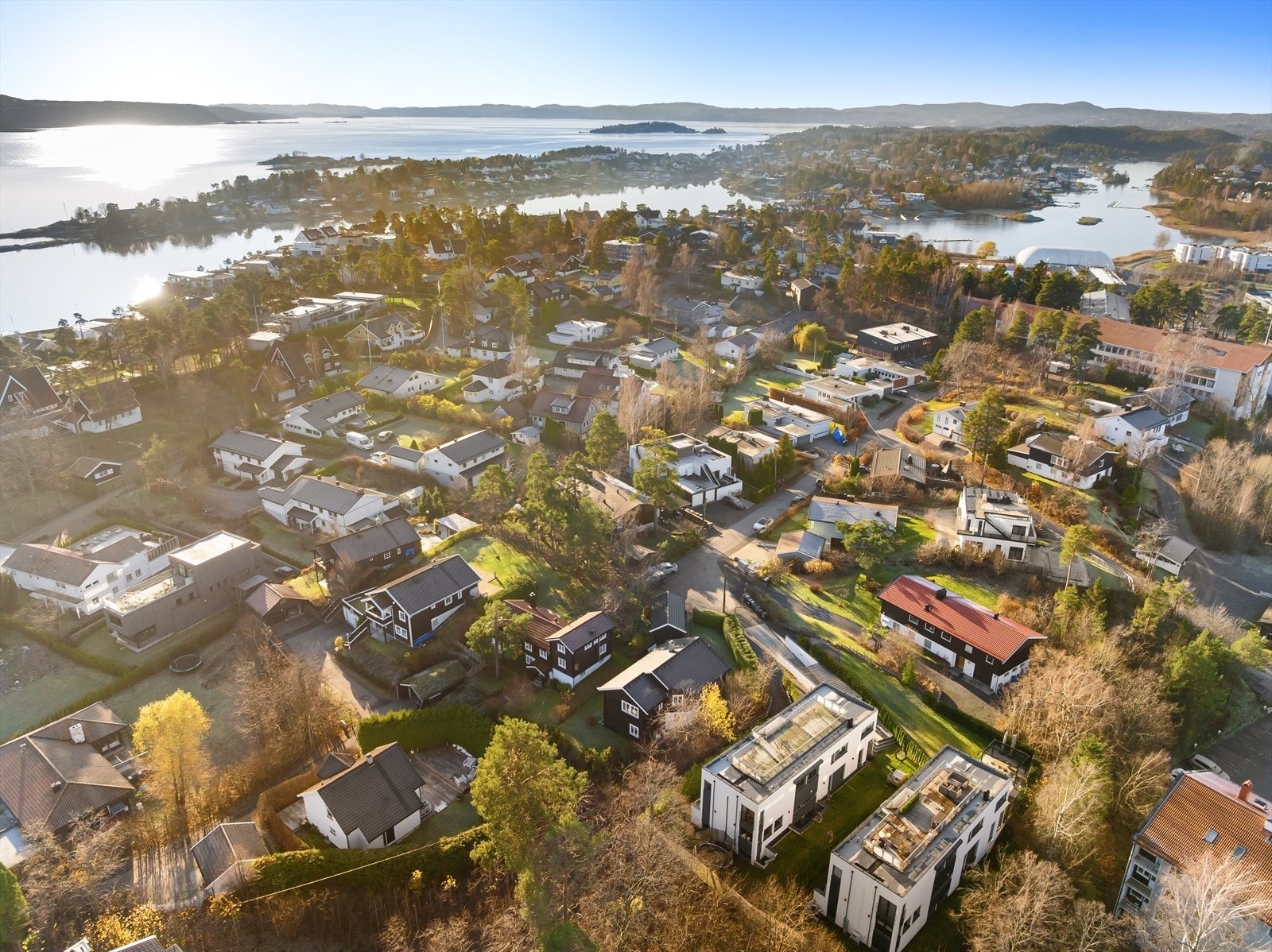 Eiendommen i forgrunnen, Snarøya skole og ulike deler av Snarøya utover Galleribilde