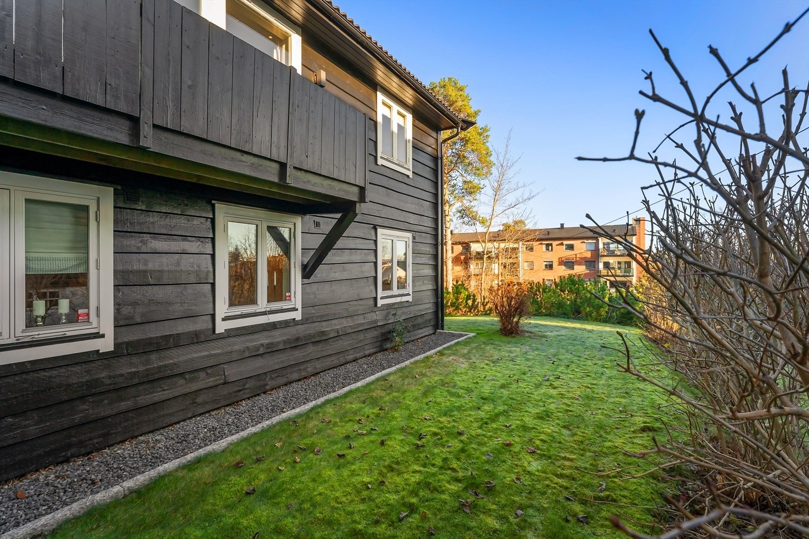 Fremside nedre nivå av tomt/hage, med 3 soverom bortover Galleribilde