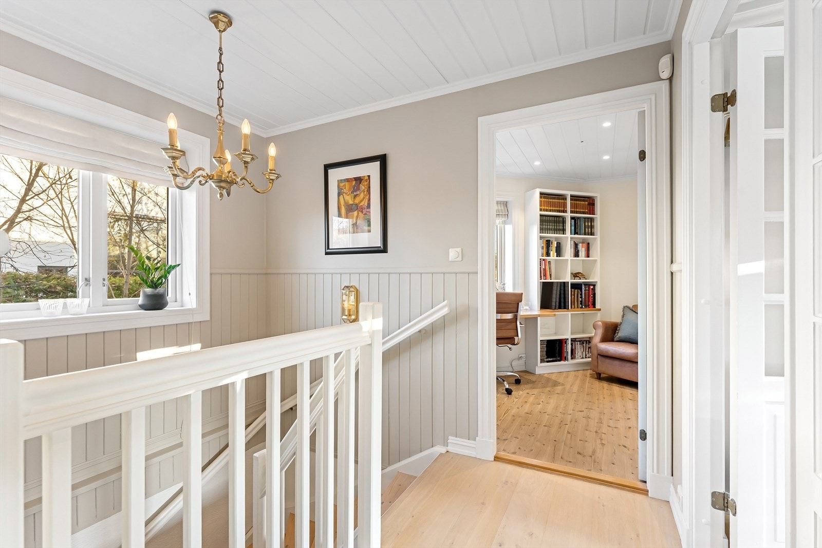 Åpent trappeløp mellom etasjene Galleribilde